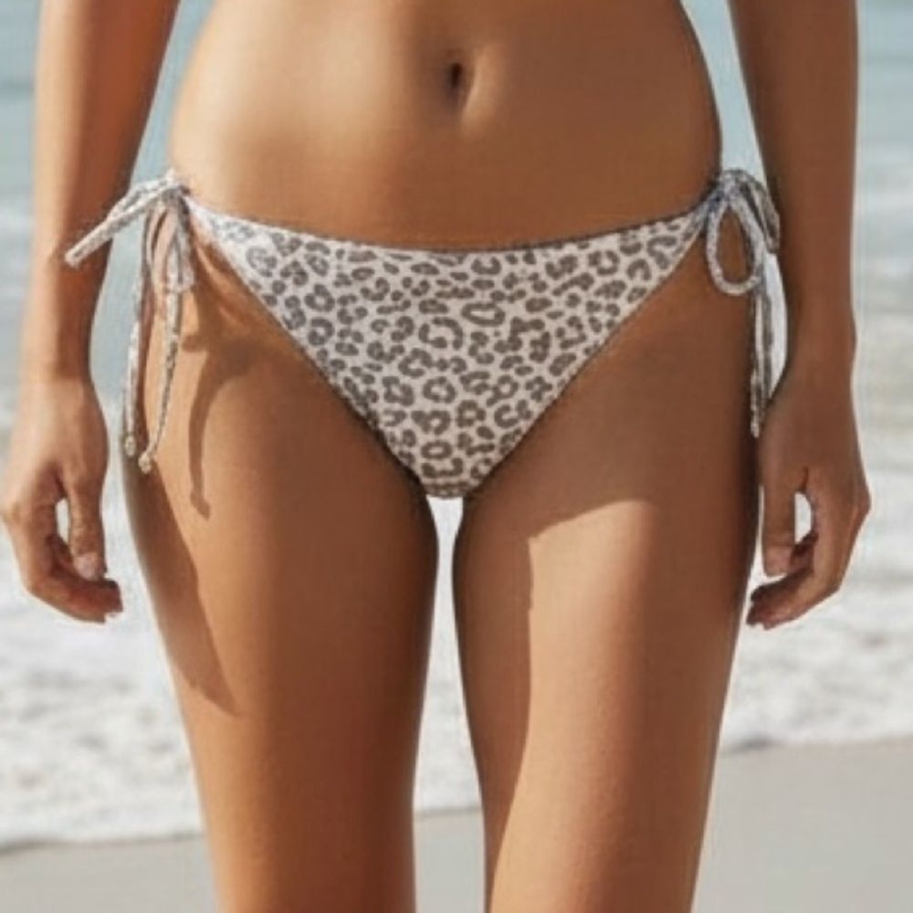 XOXO Women’s Gray And Cream Cheetah Print String Bikini Bottoms,‎ Size M, NWT